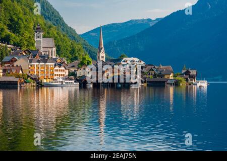 Hallstatt, villaggio di montagna nelle Alpi austriache, Austria Foto Stock