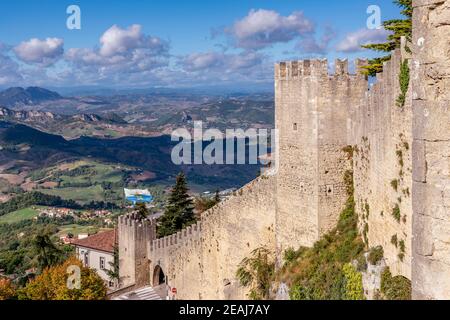Uno scorcio delle antiche mura della città fortificata Di San Marino nell'omonima Repubblica Foto Stock