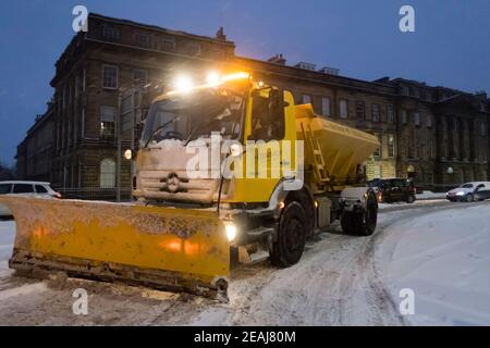 Edimburgo, Scozia, Regno Unito. 10 febbraio 2021. A causa di una forte nevicata, il centro di Edimburgo è stato fermato questa mattina. Un aratro da neve è visto in azione nel centro di Edimburgo. Credit: Lorenzo Dalberto/Alamy Live News Foto Stock