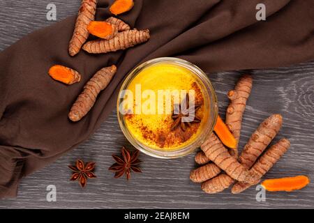 Bevanda indiana tradizionale latte curcuma o latte dorato. Foto Stock