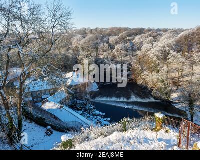 Convertito Castle Mills buidlings e lo stregamento attraverso il fiume Nidd in inverno a Knaresborough North Yorkshire Inghilterra Foto Stock