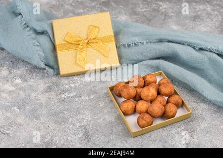 Patate marzapane, in tedesco chiamato Marzipankartoffeln, con cacao in polvere, dolci per natale, spazio vuoto copia Foto Stock