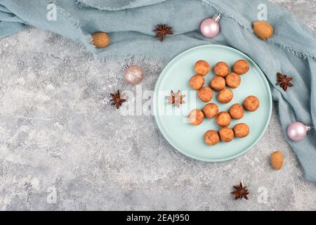 Patate marzapane, in tedesco chiamato Marzipankartoffeln, con cacao in polvere, dolci per natale, spazio vuoto copia Foto Stock