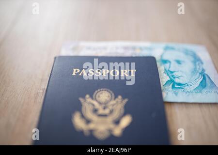 United States of America Passport with a Five Pound Note Parzialmente all'interno Foto Stock