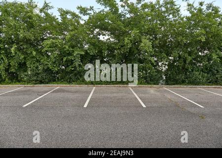 Parcheggio con spazi vuoti Foto Stock