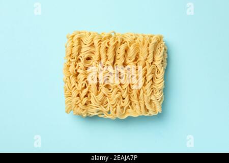 Pezzo di spaghetti istantanei su sfondo blu Foto Stock
