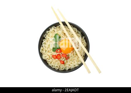 Ciotola di tagliatelle cotte con spezie e bastoncini isolati sfondo bianco Foto Stock