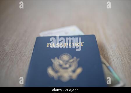 Passaporto degli Stati Uniti d'America con 2000 pesos colombiani Fattura interna Foto Stock