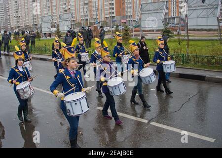 04.11.2010 Russia, Mosca: marcia annuale dei nazionalisti russi a Mosca (marzo russo). Ragazze batterista. Foto Stock
