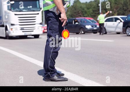 Poliziotto che controlla il traffico in autostrada Foto Stock
