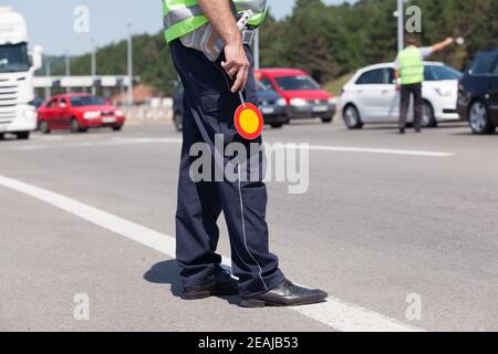 Poliziotto che controlla il traffico in autostrada Foto Stock