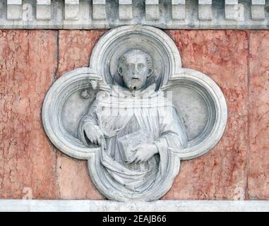 San Domenico di Paolo di Bonaiuto rilievo sulla facciata della Basilica di San Petronio a Bologna Foto Stock