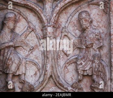 Dettaglio delle sculture di marmo sul Battistero di Parma Emilia Romagna Italia Foto Stock