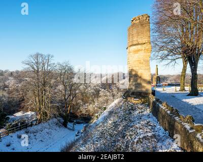 La torre in rovina e il monumento ai caduti nel castello di Knaresborough In inverno Knaresborough North Yorkshire Inghilterra Foto Stock