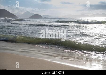 Surf sull'oceano sulla spiaggia di Copacabana. Rio de Janeiro, febbraio 2020 Foto Stock