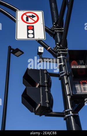 Le indicazioni stradali non girano a destra al semaforo rosso Foto Stock