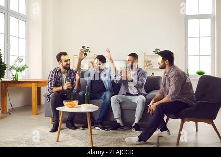 Gruppo di giovani amici che si divertono e giocano chi sono Ho indovinare il gioco con note appiccicose Foto Stock