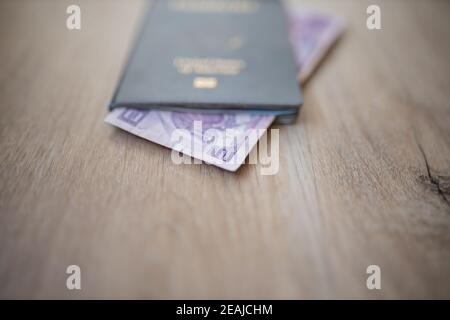 Passaporto degli Stati Uniti d'America con due Lempiras Honduran Fattura dentro Foto Stock