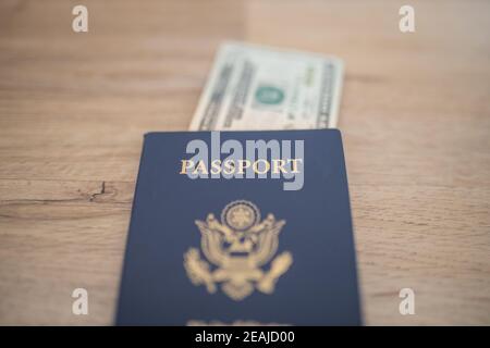 Passaporto degli Stati Uniti d'America con un conto di due dollari all'interno Foto Stock