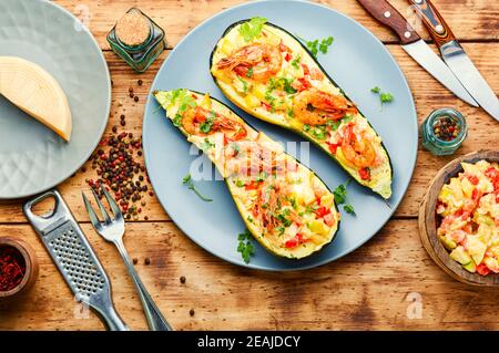 Zucchine al forno con gamberi Foto Stock