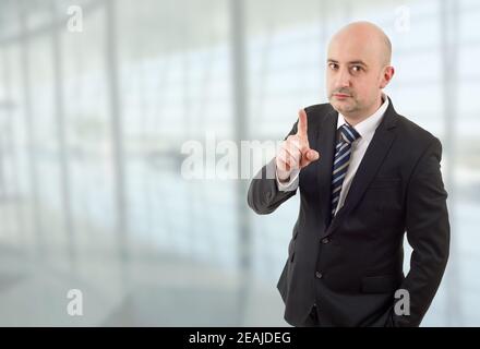 mad uomo di affari che punta Foto Stock