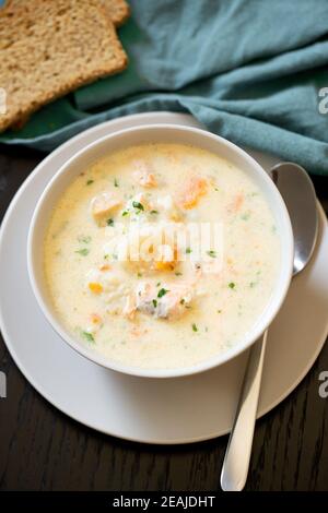 Tradizionale piatto di pesce zuppa con fette di pane soda Foto Stock