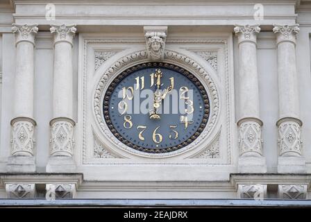 Orologio alla facciata, dettaglio Municipio Rathaus, Graz, Stiria, Austria Foto Stock