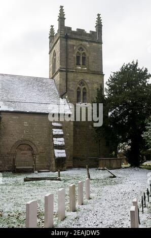 Chiesa di San Michele`s in inverno, Budbrooke, Warwickshire, Inghilterra, Regno Unito Foto Stock