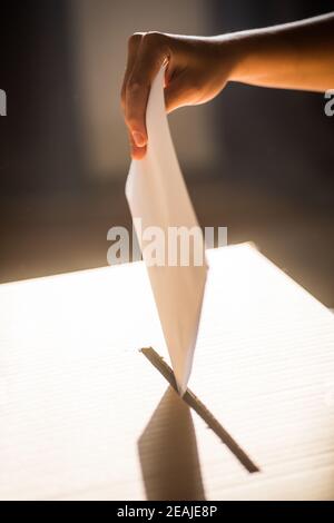 Immagine concettuale di una persona che voterà durante le elezioni Foto Stock