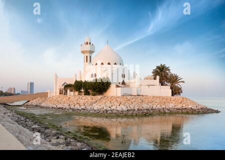 Al Khobar, 5 febbraio 2021 - Moschea Sheikh Salem bin Laden all'ora d'oro della sera, al Khobar, Provincia Orientale, Arabia Saudita Foto Stock