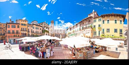 Piazza delle erbe in via Verona e vista panoramica del mercato Foto Stock