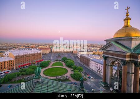 Vista serale dal colonnato della Cattedrale di Sant'Isacco. San Pietroburgo, Russia Foto Stock