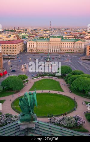 Vista serale dal colonnato della Cattedrale di Sant'Isacco. San Pietroburgo, Russia Foto Stock