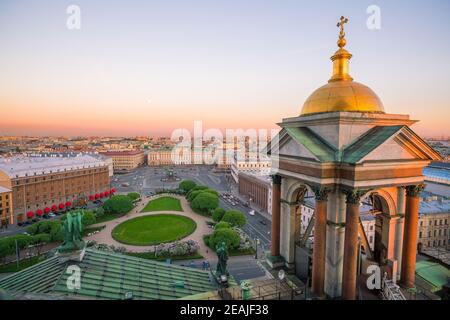 Vista serale dal colonnato della Cattedrale di Sant'Isacco. San Pietroburgo, Russia Foto Stock