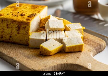 Morsi di tofu marinato. Foto Stock