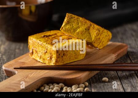 Morsi di tofu marinato. Foto Stock