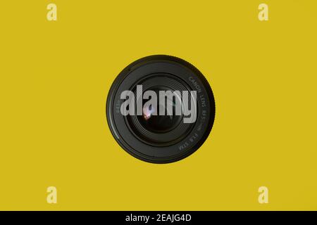 Canon RF 50mm obiettivo, fotocamera digitale, su sfondo giallo, per la pubblicità Foto Stock