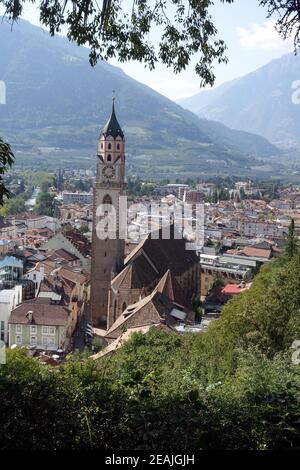 Vista dal sentiero Tappeiner su Merano, in primo piano la chiesa parrocchiale di San Nicola Foto Stock