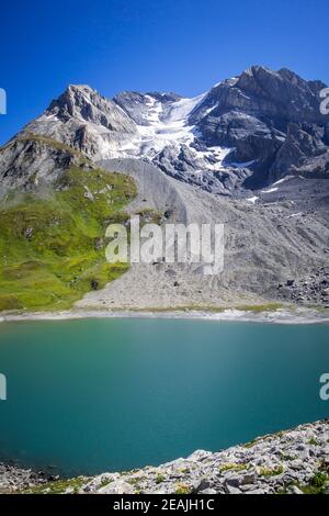 Lago lungo e ghiacciaio alpino Grande casse nelle alpi francesi Foto Stock