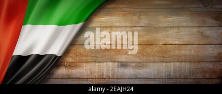 Bandiera degli Emirati Arabi Uniti su banner vintage in legno Foto Stock
