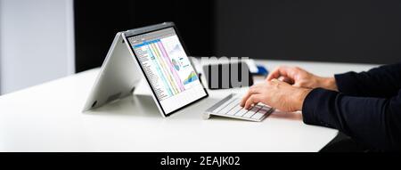 Dipendente analista che utilizza un foglio di calcolo Foto Stock