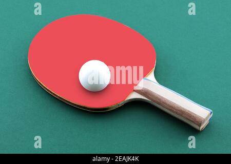 Tavolo da ping pong verde con palla poggiata su un tavolo paddle da tennis Foto Stock