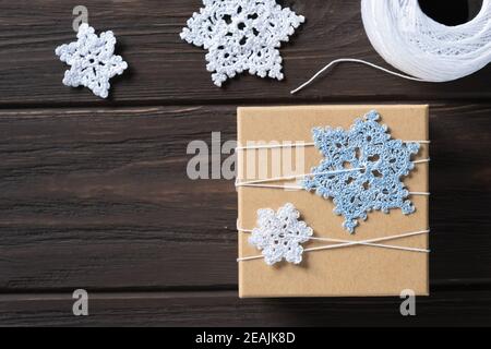 Idea regali avvolgimento del regalo di Natale e decorazione con fiocchi di neve a maglia. Foto Stock