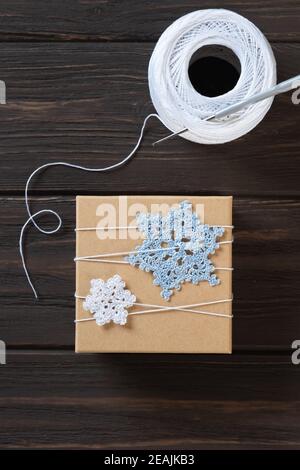 Idea regali avvolgimento del regalo di Natale e decorazione con fiocchi di neve a maglia. Foto Stock