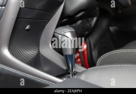 Maniglia del cambio automatico grigia nell'abitacolo dell'auto Foto Stock