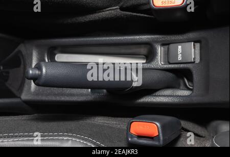 Freno a mano grigio e blocco cintura di sicurezza all'interno dell'auto al  centro Cornice in tonalità vintage Foto stock - Alamy