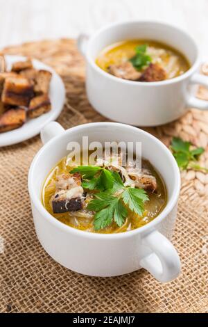 Tradizionale zuppa francese di cipolle con crostini di pane tostato Foto Stock