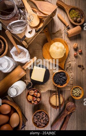 Assortimento di ingredienti da forno e utensili da cucina in legno d'epoca stile Foto Stock