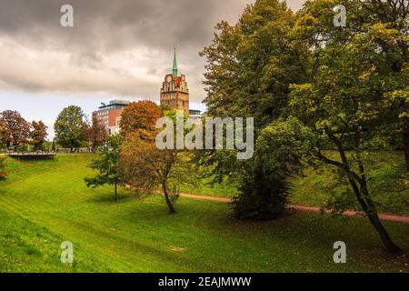 Edificio storico in autunno nella città di Rostock, Germania Foto Stock