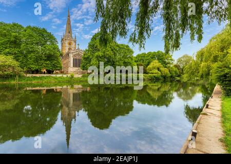 Chiesa della Santissima Trinità riflessa nel fiume Avon a Stratford Upon Avon, Warwickshire, Inghilterra Foto Stock